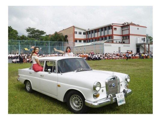 Seniors entrance de Decroly Christian School