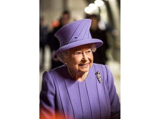 6. Evitar los errores con la Reina, se trata de educarse un poco y conocer las reglas de la Casa Real. Por ejemplo: No forzar una conversación con ella, no ofrecer apretones de mano entre otros.