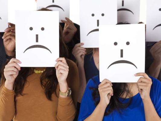 12. Ser negativa<br/>Todas pasamos por épocas difíciles, pero no dejes que esto nuble tus pensamientos al punto que te vuelvas una de esas personas que se quejan de todo, o ven lo negativo en lo bueno de la vida. Controla tu mente y recuerda que todo lo que vives es una visión prefabricada por tus pensamientos.