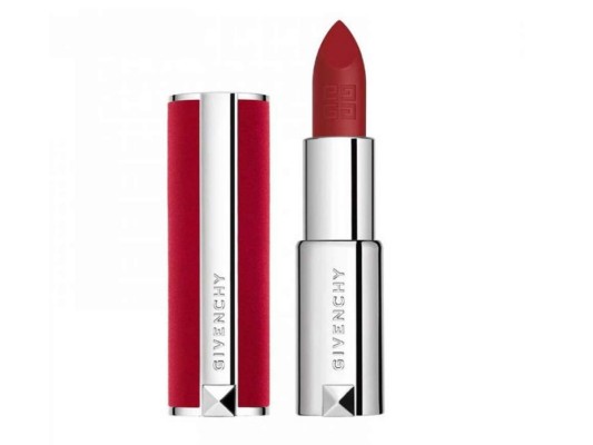Le Rouge Deep Velvet by GIVENCHY<br/>Su generosa textura empolvada, suave y ligera, se desliza fácilmente sobre los labios, proporcionando un color ultramate desde la primera aplicación durante 12 horas.