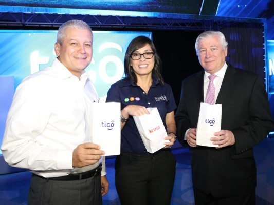 Los anfitriones del lanzamiento de la promoción de Tigo y Netflix, Otto Pineda, Iliana Ochoa y Antonio Tavel.