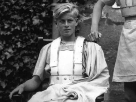 Nació el 10 de junio de 1921, en Corfú, Grecia, previo a la crisis debido al derrocamiento de su tío, el rey Constantino I de Grecia, lo que lo obliga, junto con sus padres y hermanos, a abandonar el país y mudarse a París.