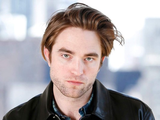 Robert Pattinson. Sufre largos episodios de depresión y se aísla en su casa para retomar su tratamiento, y es que el actor de la saga de 'Crepúsculo', también sufre por ser bipolar