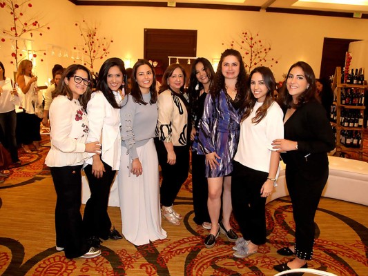 Raquel Martínez, Johanna Ocampo, Gabriela Funes, Idis Kafati, Karen Marmol, Fabiola Castejón, Mary Ann Kafati y Andrea Caraccioli. Jorge González