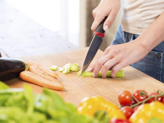 En diversas ocasiones el sólo pensar en cocinar nos provocado demasiado estrés, sin embargo queramos o no en alguna ocasión nos tocará preparar algún platillo. Para que la hora de cocinar no sea tan fastidiosa te recopilamos los mejores trucos de cocina que te facilitará el proceso de preparar tus bocadillos