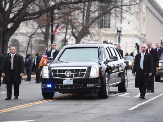 La limusina presidencial se conduce por la Avenida Pennsylvania camino a la Casa Blanca
