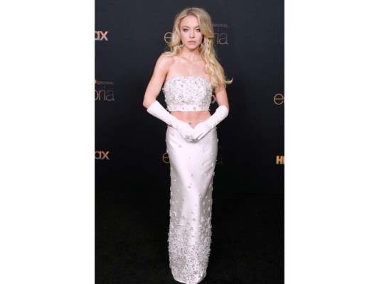 Sydney Sweeney<br/>Sweeney fue vista con un traje de dos piezas de Miu Miu, el cual acompañó de unos guantes de ópera que sinceramente quedaban sincronizados a la perfección.<br/>