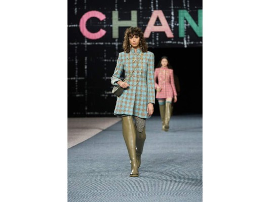 Confirmada la temporada del tweed en la pasarela de Chanel Otoño/invierno 2022