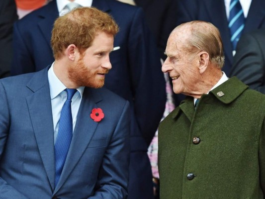 Aconsejan al príncipe Harry regresar para despedirse de su abuelo