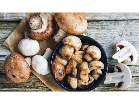 Alimentos con vitamina D<br/> Todos sabemos que la fuente principal de la vitamina D es la exposición al sol, sin embargo, también podemos obtenerla a través de algunos alimentos que ayudan a resolver problemas de depresión, entre ellos los champiñones.<br/>
