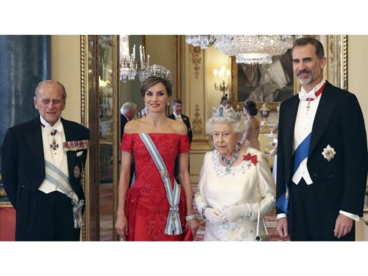 ''Hemos sentido una profunda tristeza al recibir la noticia del fallecimiento de nuestro querido tío Felipe. En estos momentos dolorosos, queremos trasladaros nuestras más sentidas condolencias en nombre del Gobierno y del pueblo español, así como también nuestra cercanía y apoyo. Nunca olvidaremos las ocasiones que pudimos compartir con él ni el legado de servicio y dedicación a la corona y al Reino Unido que siempre desempeñó a vuestro lado. Nuestros pensamientos y oraciones están con vuestra majestad y con toda la familia', escribieron los reyes de España, Felipe y Letizia.
