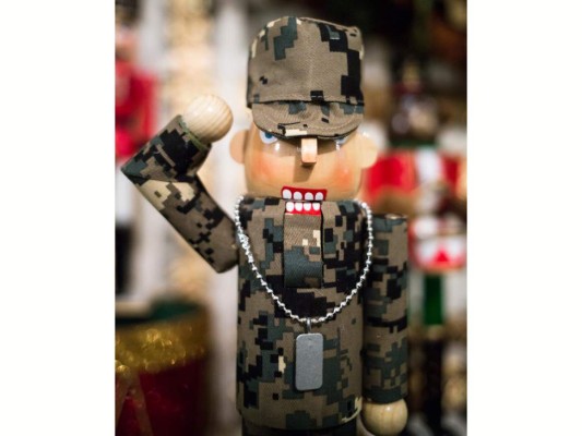 <br/>Las decoraciones incluyen simpáticas figuras que rinden tributo a los veteranos y al servicio y sacrificio que han realizado por amor a la patria