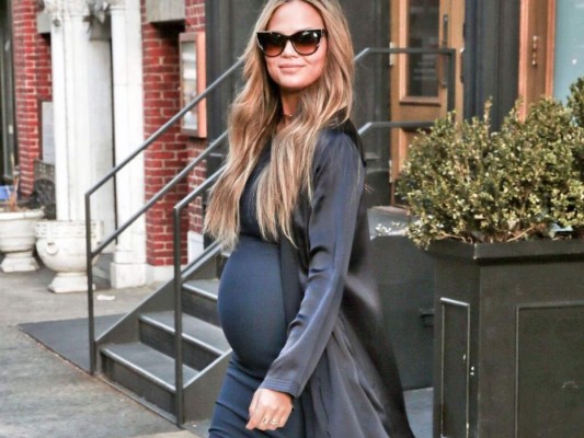 Chrissy Tiegen<br/>La modelo y estrella de internet anunció que esperaba su primer hijo junto a su esposo, John Legend, en 2015 a través de una foto en Instagram.<br/>