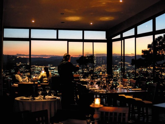 LA CUMBRE. Con una espectacular vista de Tegucigalpa como atractivo preliminar, este exclusivo spot ubicado en El Hatillo te garantiza una experiencia culinaria única. Para un encuentro memorable, no olvides realizar tu reservación con tiempo.