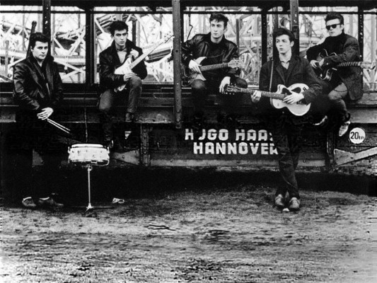 Fundador y creador del nombre de los Beatles. Fue quién invitó a Paul McCartney a unirse a su primera banda de Skiffle y Rock and Roll llamada 'The Quarrymen', en referencia al colegio donde estudiaba llamado 'Quarry Band High School'