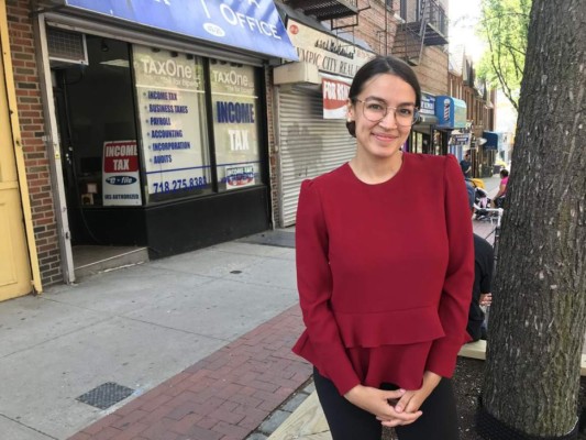 Otro de los grandes trabajos de Ocasio es apoyar a que se acabe la privatización de las cárceles y el acceso a tener universidades públicas y gratuitas.