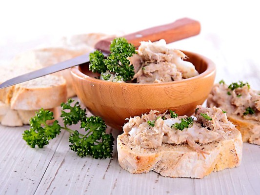 Atún. Cargado de proteínas el atún puede ser un versátil almuerzo de verano o un aperitivo con mucho sabor. Sírvelo con galletas integrales o de grano entero.