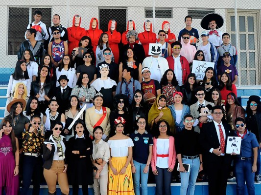 En una jornada de pura imaginación, la clase 2019 de Macris School celebró el Icon Day, día en el que personificaron a quienes más admiran. Desde iconos de la música, el arte y la cultura popular hasta diseñadores y celebs del cine y la televisión, los seniors rindieron un homenaje personal a personajes que los inspiran.