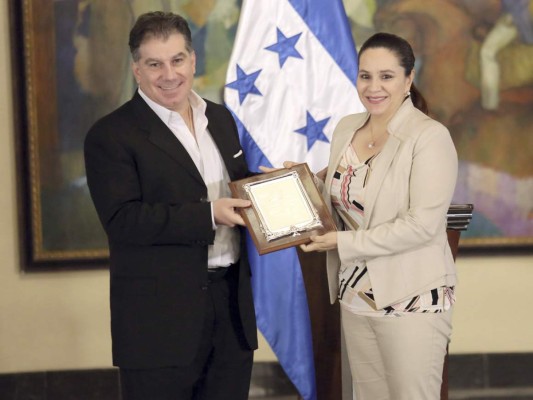 Mateo Yibrin, presidente de Funazucar, recibe el premio a la Corresponsabilidad Empresarial para la Educación de parte de la primera Dama Ana García de Hernández (Fotos Hector Hernández)