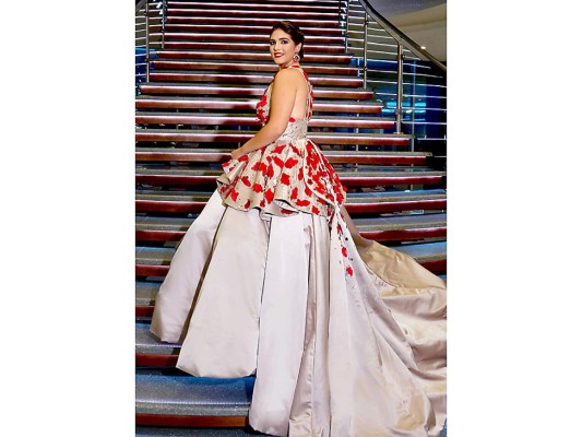 Look de las graduadas de la Escuela Internacional Sampedrana.
