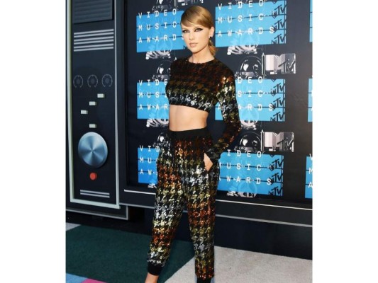 En 2017, Swift se unió a la lucha de las mujeres que habían sido abusadas en la industria musical y declaró haber sido acosada por un anfitrión de radio en 2013. Esto llevó a una demanda que ella ganó, pero sólo pidió un dólar de remuneración ya que lo que a ella le importaba era crear una conversación sobre los derechos de las mujeres.