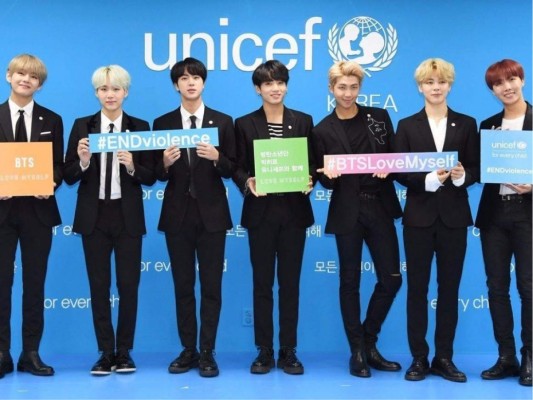 BTS<br/>De la expresión coreana A prueba de balas, grupo musical coreano, formándose en el 2013 teniendo su primer álbum exitoso alcanzando a vender un millón solo en Corea del Sur. <br/>
