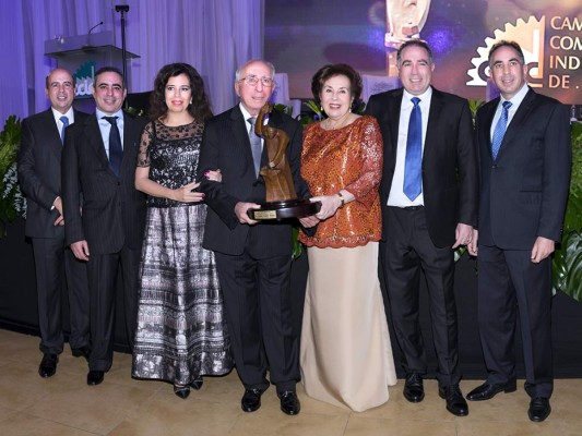 Camilo Kafati recibe homenaje El Forjador 2017  