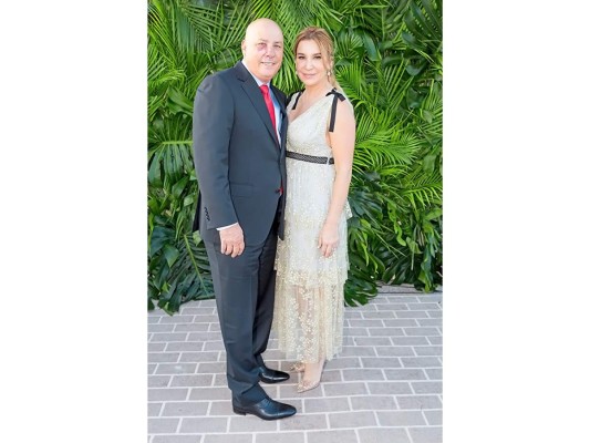 Eduardo Interiano y Lucía Chicas celebran boda a la orilla del mar   