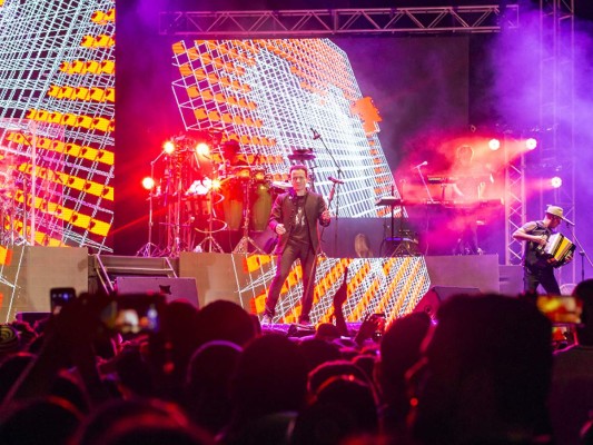 Miles abarrotaron Expocentro para poder disfrutar del concierto de Fonseca, quien vino a Honduras en el marco de la 32 edición del Festival Folklórico Internacional a favor de la Fundación de Amigos de Guarderías Infantiles.