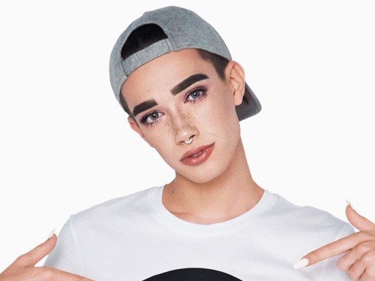 James Charles, el primer cover boy de Cover Girl, hizo historia al convertirse en el primer hombre en ser parte de la marca de belleza, es muy popular en Instagram donde tiene más de un millón de seguidores y un contrato millonario a sus 17 años de edad