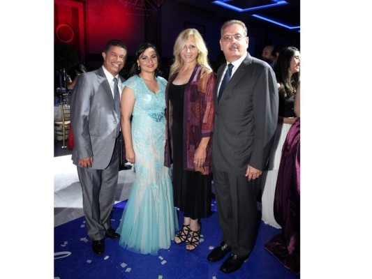 Emilio e Isis Silvestri con Carolina y José Samara.