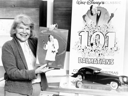La voz de Cruella en esta versión animada la hizo Betty Lou Gerson en inglés. En español fue Carmen Donna-Dío.