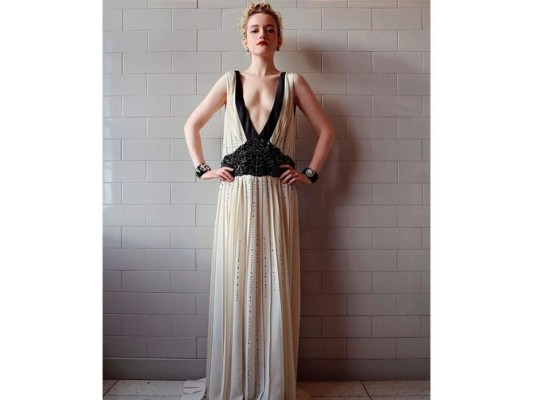 Julia Garner: estamos aquí por ese escote. Prada trajo el viejo Hollywood de regreso al vestir a la actriz.
