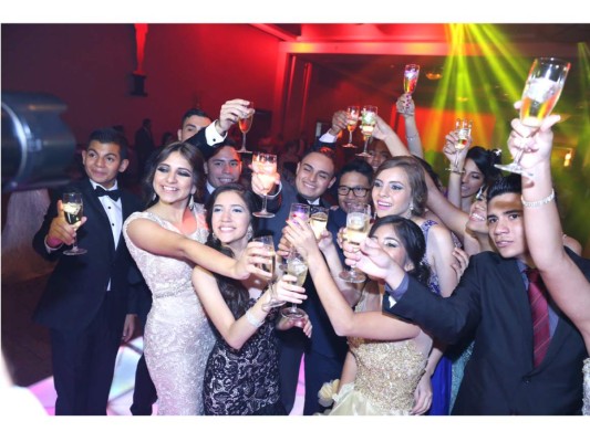 Mayan School celebra su prom al estilo los Oscar