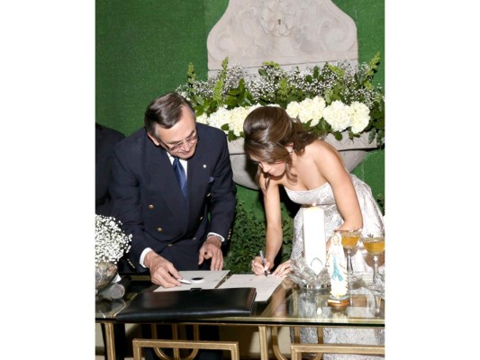 Daniela Misas al momento de firma el acta matrimonial