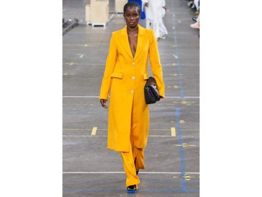 Off –White, otoño 2021. Otros de los colores utilizados en esta explosión de diversión fueron tonalidades naranjas, grises y neones con toques brillantes. En combinación con cuellos altos, chaquetas alargadas, zapatos de tacón, botas y sandalias.