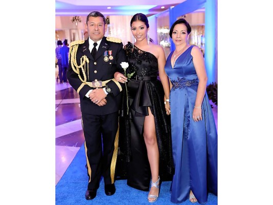 Los Seniors 2019 de la Del Campo International School despiden High School con una distinguida gala