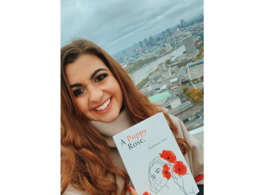 Stephanie Anne presenta su libro 'A Poppy Rose'