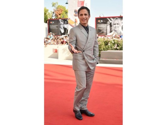 Gael García Bernal<br/><br/>Traje cruzado confeccionado por Dior. Con tonos grises.<br/>