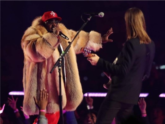 Big Boi hizo una inovidable parición durante el espectáculo del medio tiempo. El originario de Atlanta llegó al escenario en un convertible y un abrigo de pieles para interpretar el tema el tema The Way You Move.