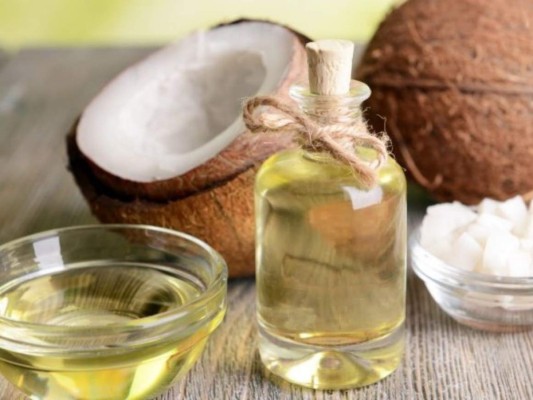 Aceite de coco: El aceite de coco contiene ácido laurico, caprílico y cáprico que ayuda a estimular la producción de colágeno, por lo que ayuda a curar la piel dañada.