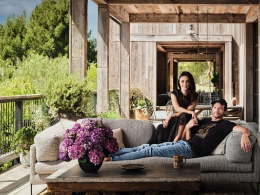 La eterna pareja de Hollywood abre las puertas de su hogar para protagonizar la portada de la revista Architectural Digest, brindando todos los detalles del diseño en su pequeño paraíso ubicado en la cima de la colina de la frenética ciudad de Los Ángeles. Aquí te dejamos todos los datos.