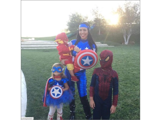 Kourtney Kardashian y sus tres hijos conforman una familia de supérheroes.