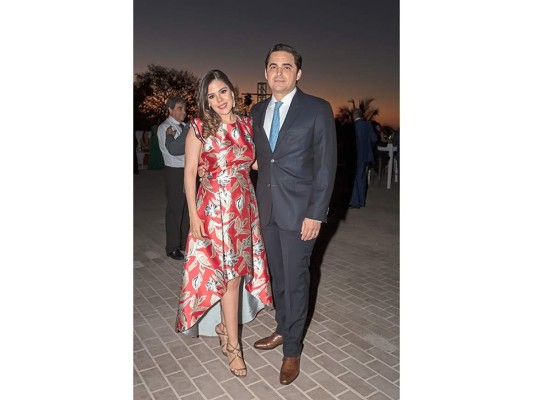 Eduardo Interiano y Lucía Chicas celebran boda a la orilla del mar   