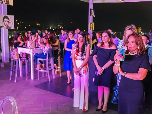 Asistentes al lanzamiento de CND que se realizó en Cielo Rooftop.