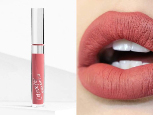 Bumble Ultra Mate Lip de ColourPop es uno de los favoritos de las Beauty Bloggers está entre los favoritos del 2018 según la revista Glamour. Intensidad en un tono coral y de acabado mate, deja cero transferencia de color y dura por horas con un costo de 7 dólares