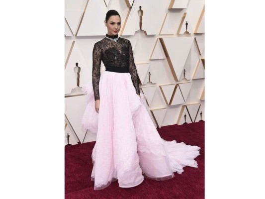 Gal Gadot: la actriz vistió por un diseñp bicolor negro y rosa de Givenchy<br/>