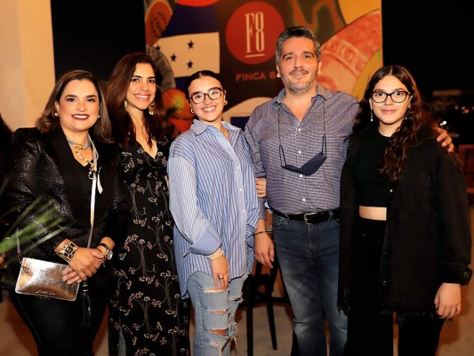 Eyby Aguirre, Lucrecia Hernández, Carolina Banegas, Manuel Aguirre y Eyby Banegas