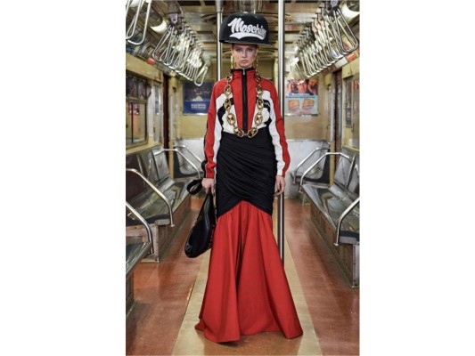 Moschino presentó su colección pre-fall 2020 en un vagón del metro de Nueva York