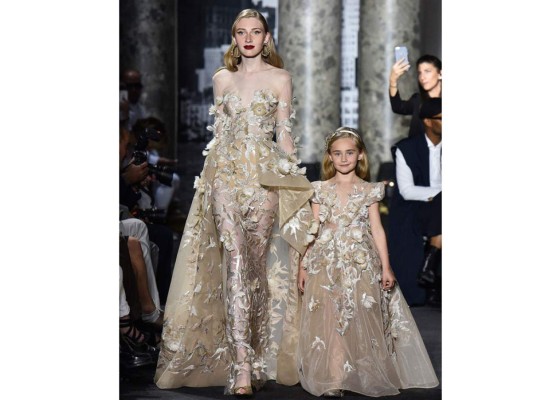 El diseñador libánes Elie Saab propone alta costura para madres e hijas